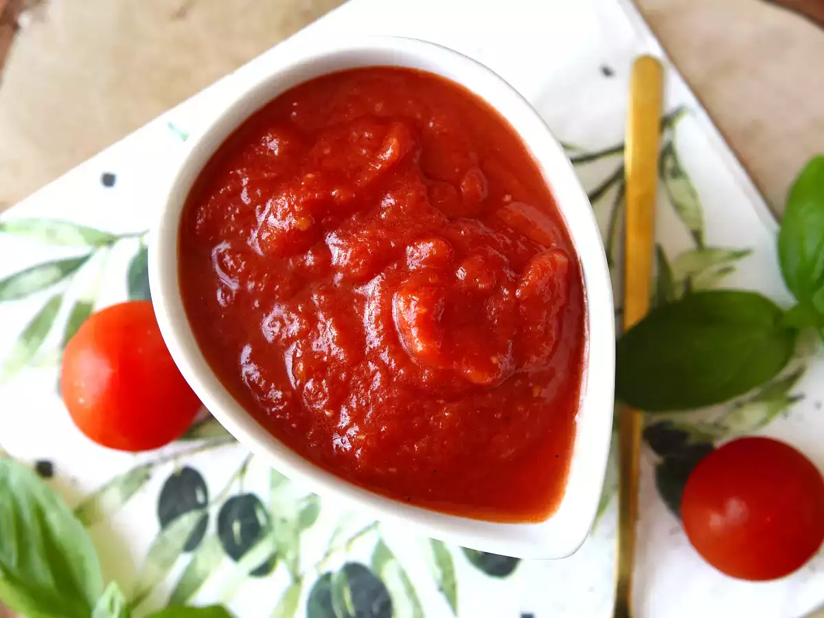 Salsa de tomate cruda al estilo mediterráneo, ideal como base para una pizza o una pinsa - foto 2