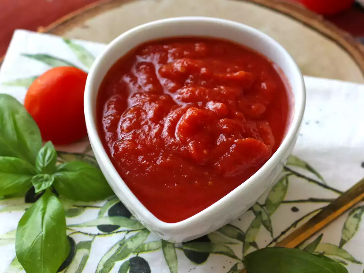 Salsa de tomate cruda al estilo mediterráneo, ideal como base para una pizza o una pinsa - foto 4