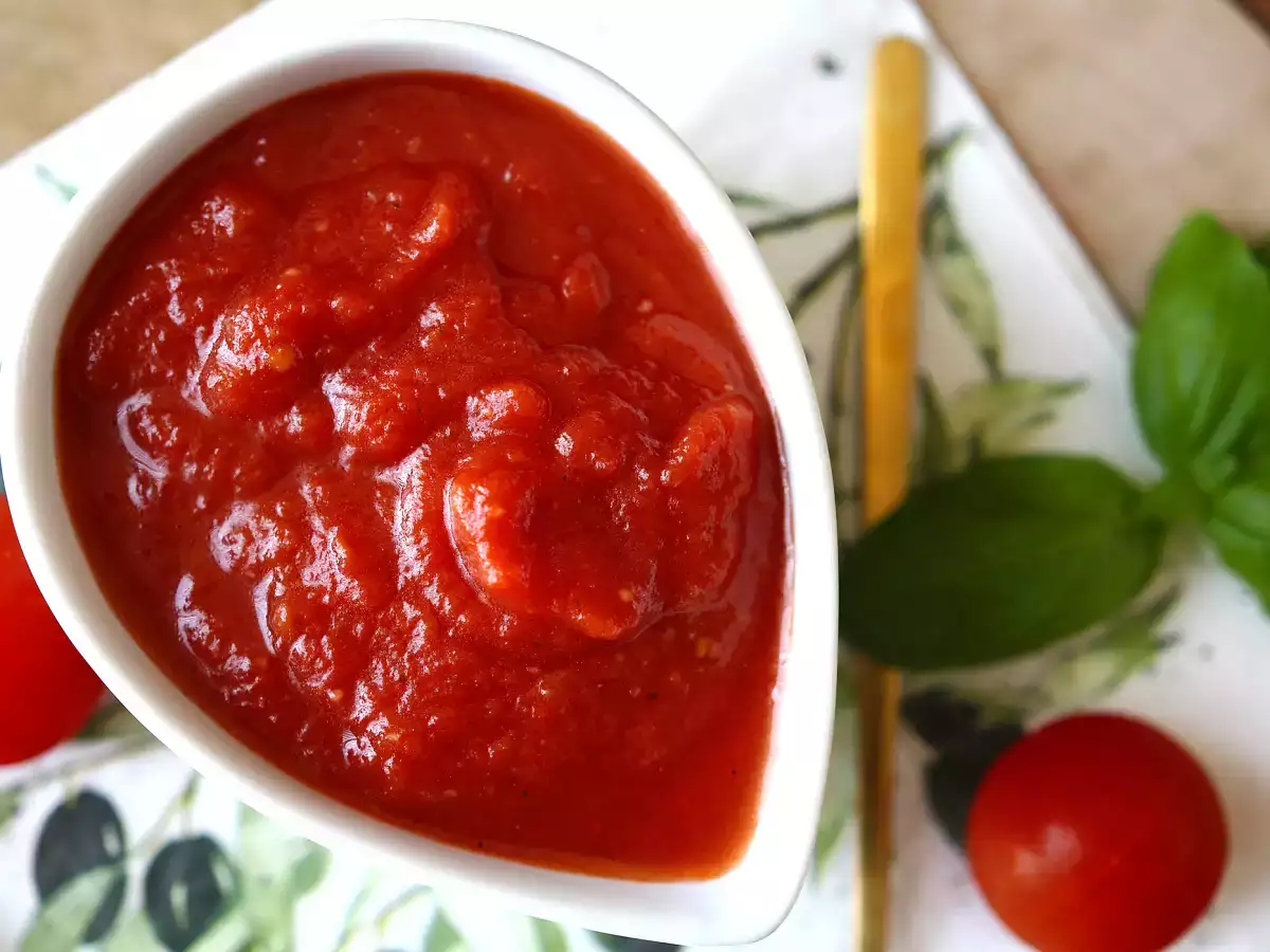Salsa de tomate cruda al estilo mediterráneo, ideal como base para una pizza o una pinsa - foto 5