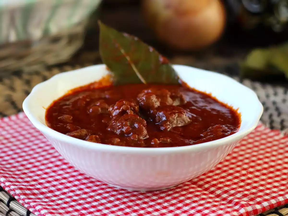 Salsa de tomate y salchicha fresca: sabrosa y fácil de preparar