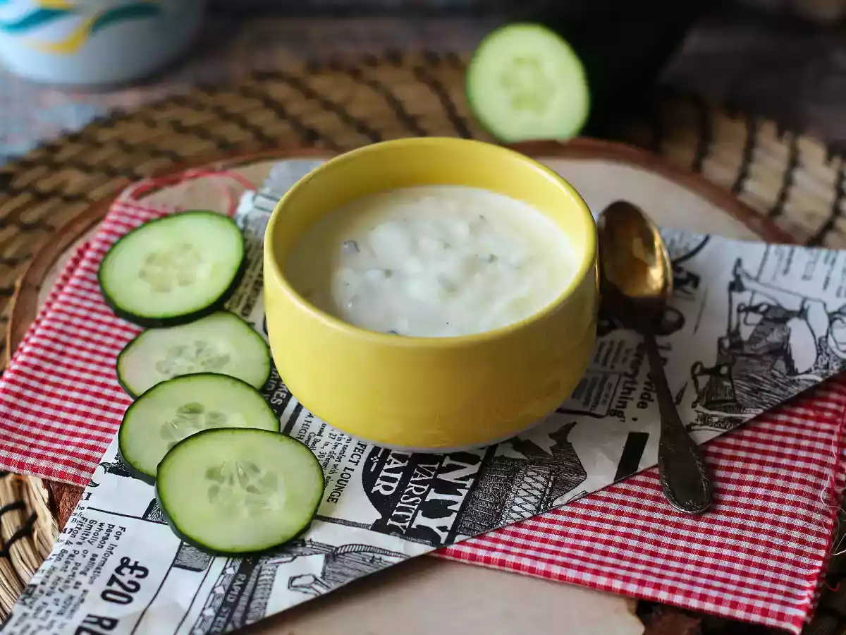 Salsa de yogur griego, pepino y cebolla