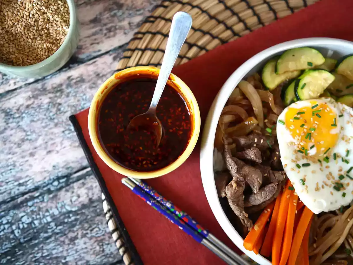 Salsa picante coreana con gochujang para Bibimbap