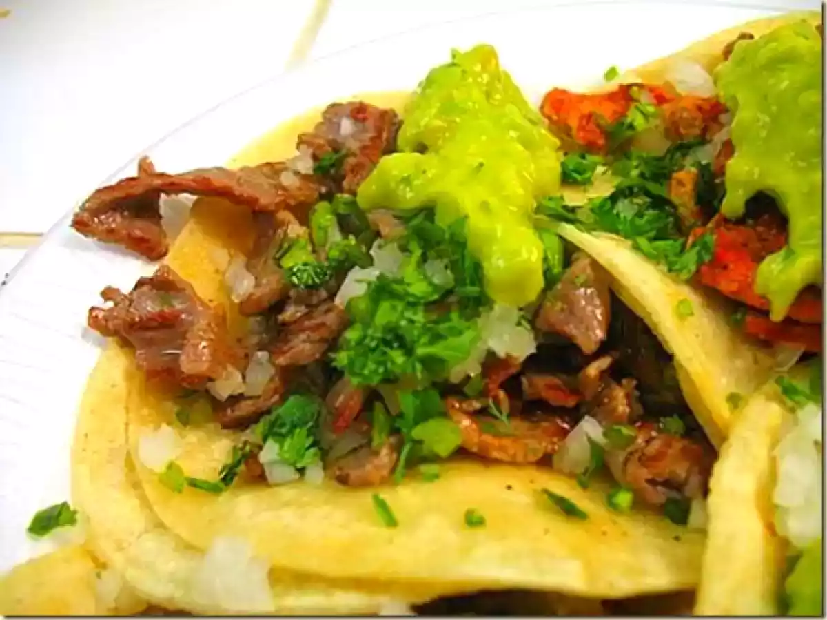 SALSA VERDE DE TOMATILLO CON AGUACATE ES CRUDA.- RECETA