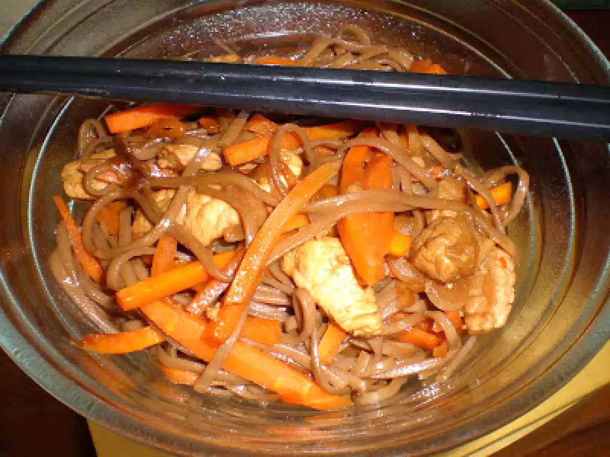 Salteado de cerdo y zanahoria con fideos soba