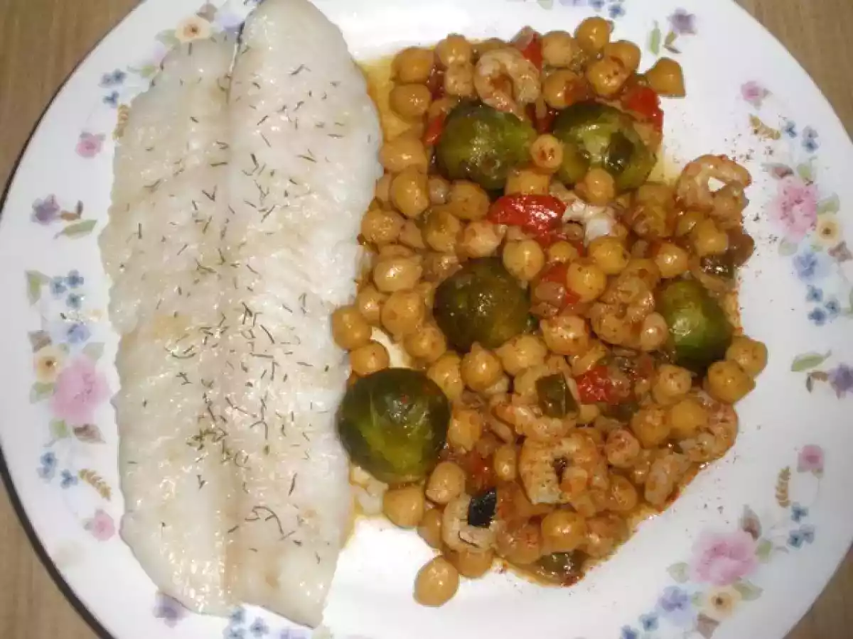 Salteado de garbanzos, gambas y coles