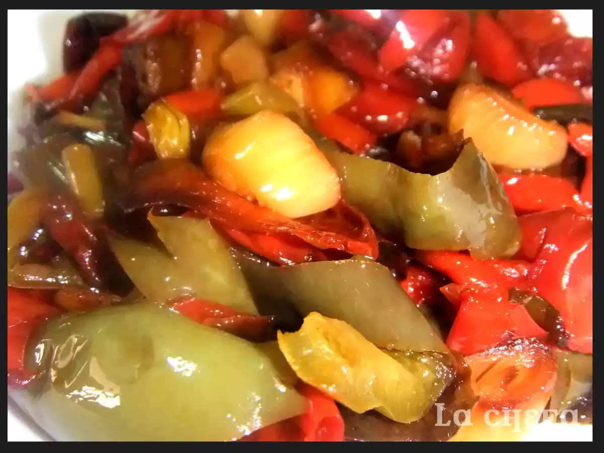 Salteado de pimientos y ajetes tiernos - foto 2