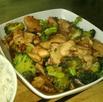 Salteado de pollo con brócoli, receta china - Receta Petitchef