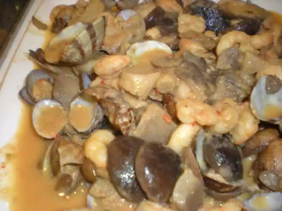 Salteado de setas con almejas y gambas