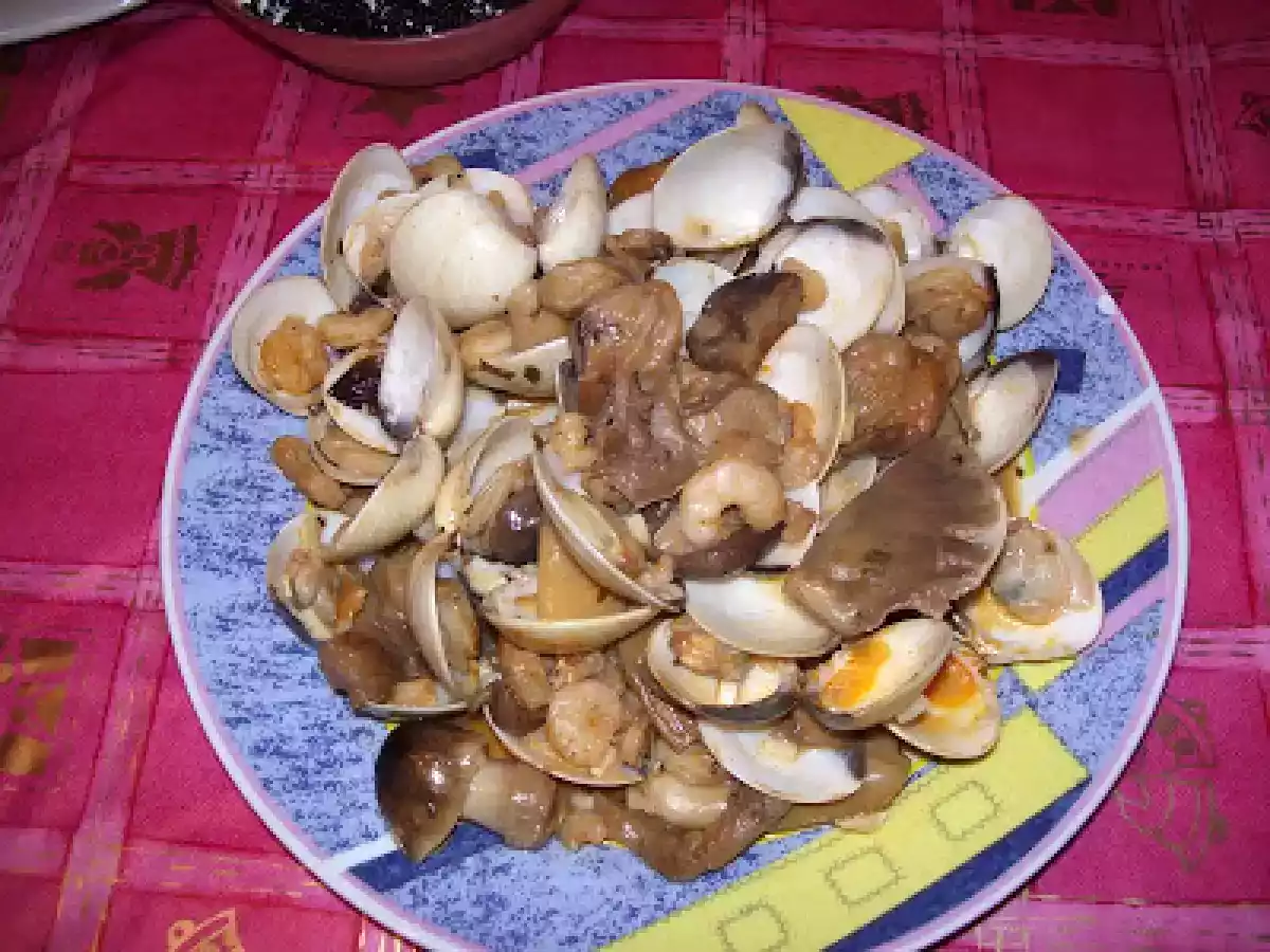 SALTEADO DE SETAS CON ALMEJAS Y GAMBAS