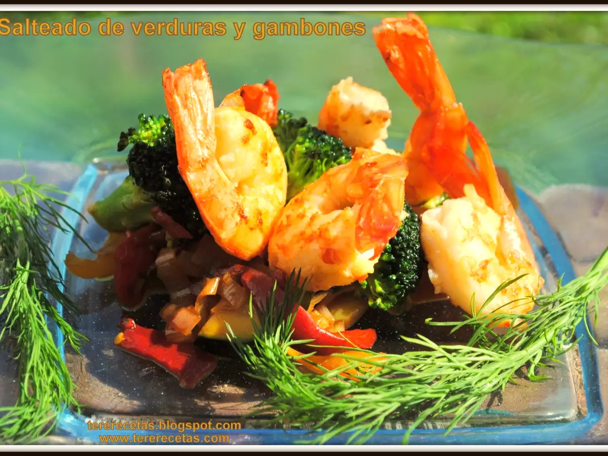 Salteado de verduras y gambones