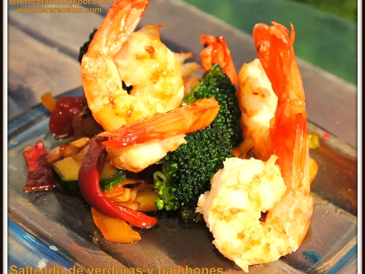 Salteado de verduras y gambones - foto 2