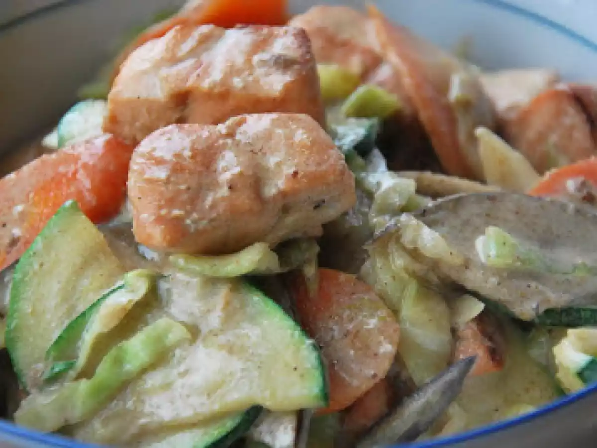 Salteado de verduras y salmón con leche de coco