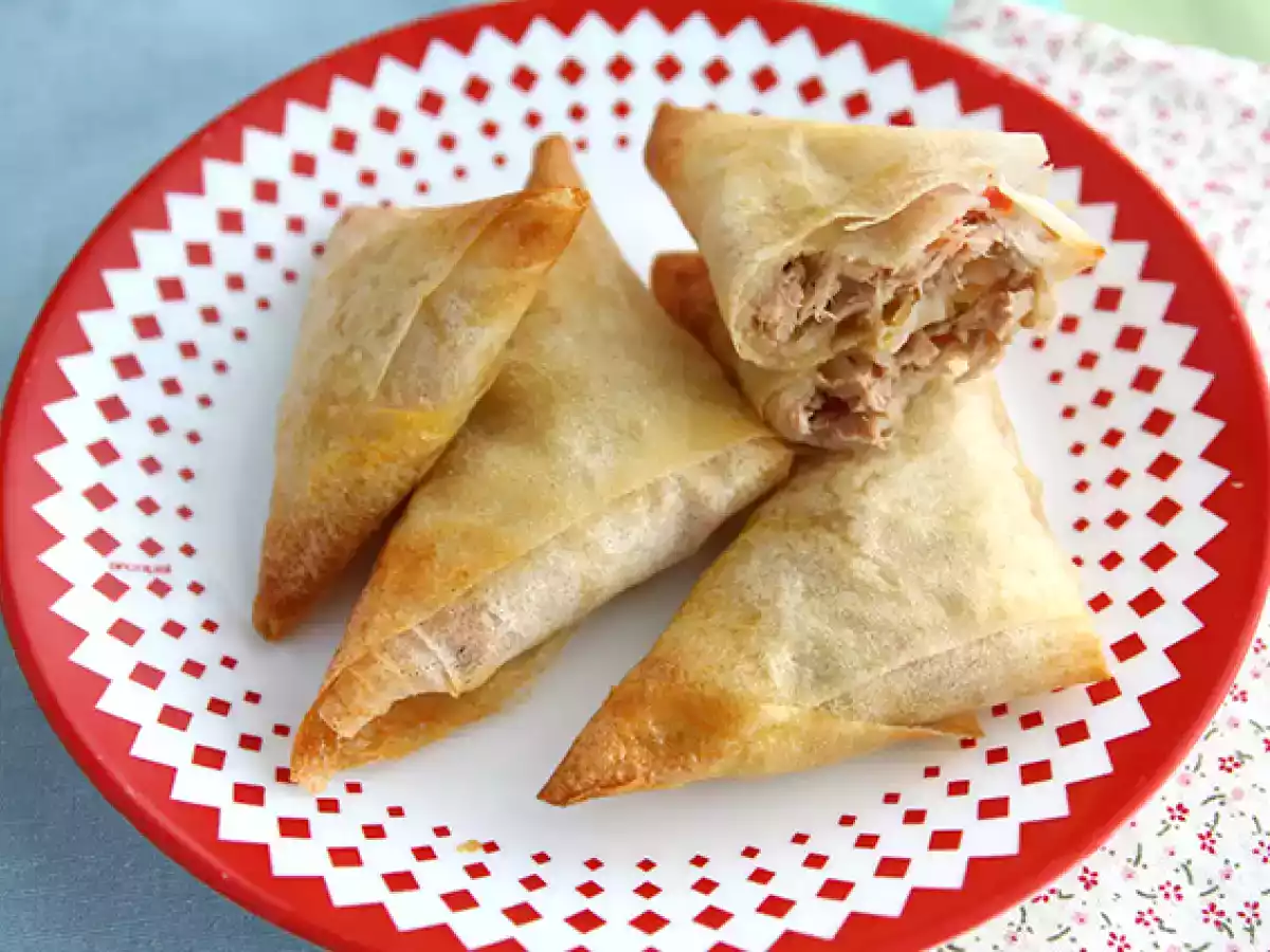 Samosas de atún y tomate