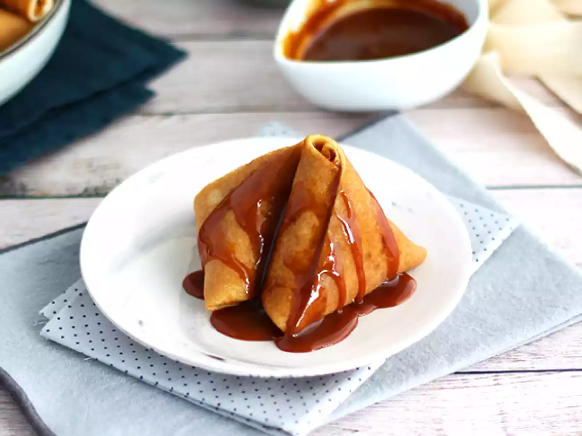 Samosas de crepes con manzanas caramelizadas