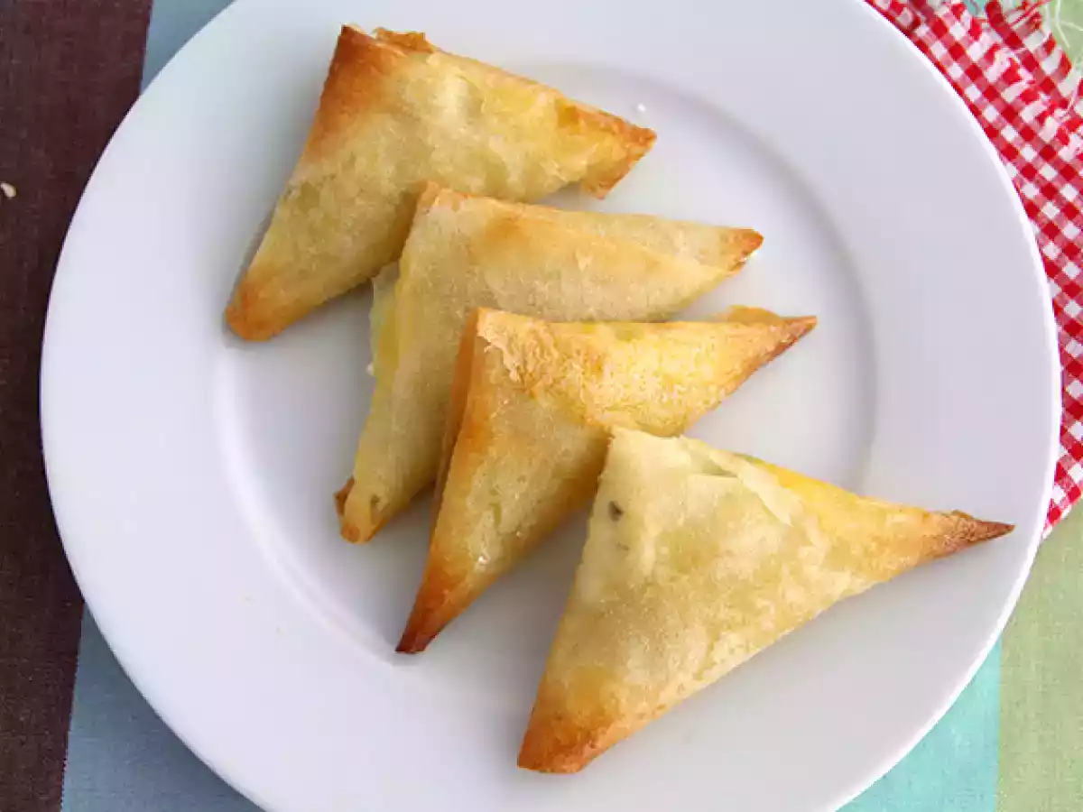 Samosas de feta y cebollino
