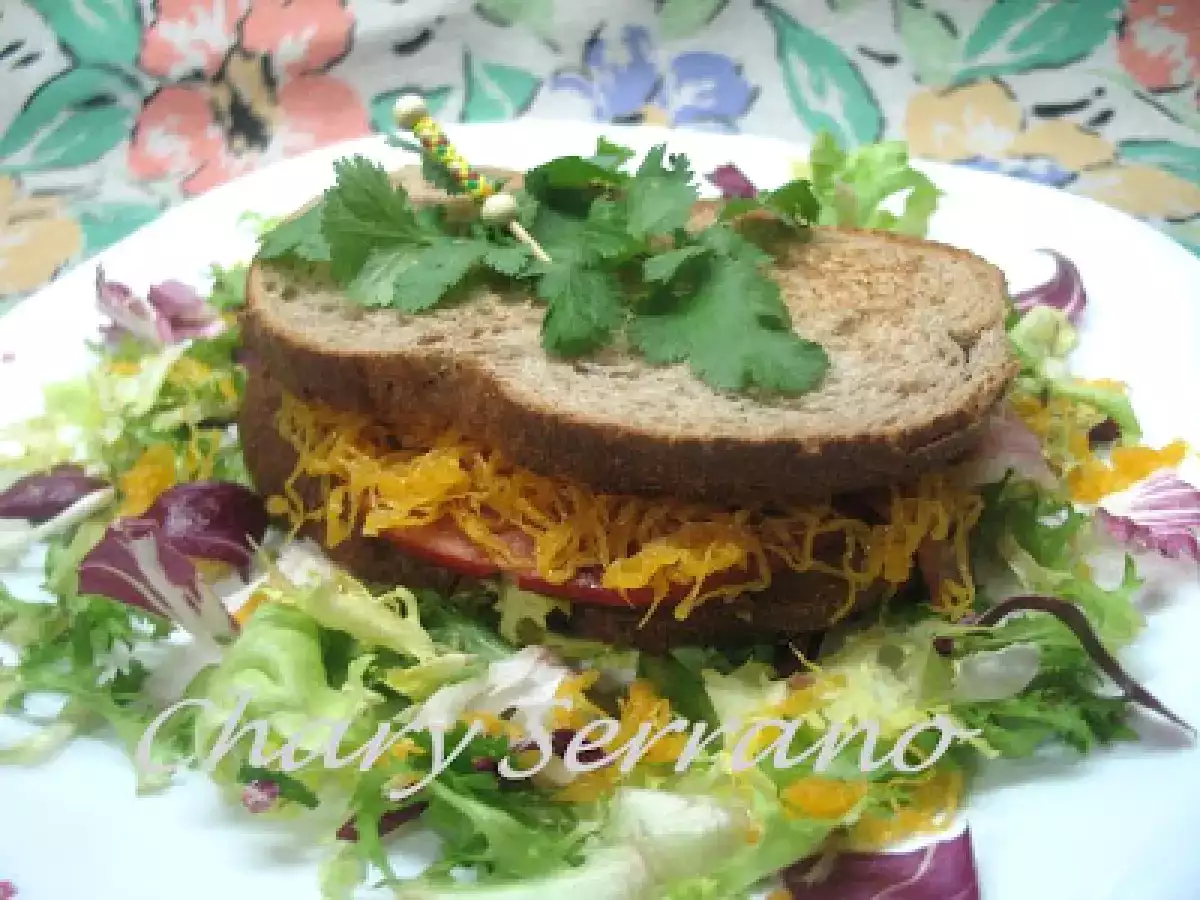 Sandwich caliente con huevo hilado