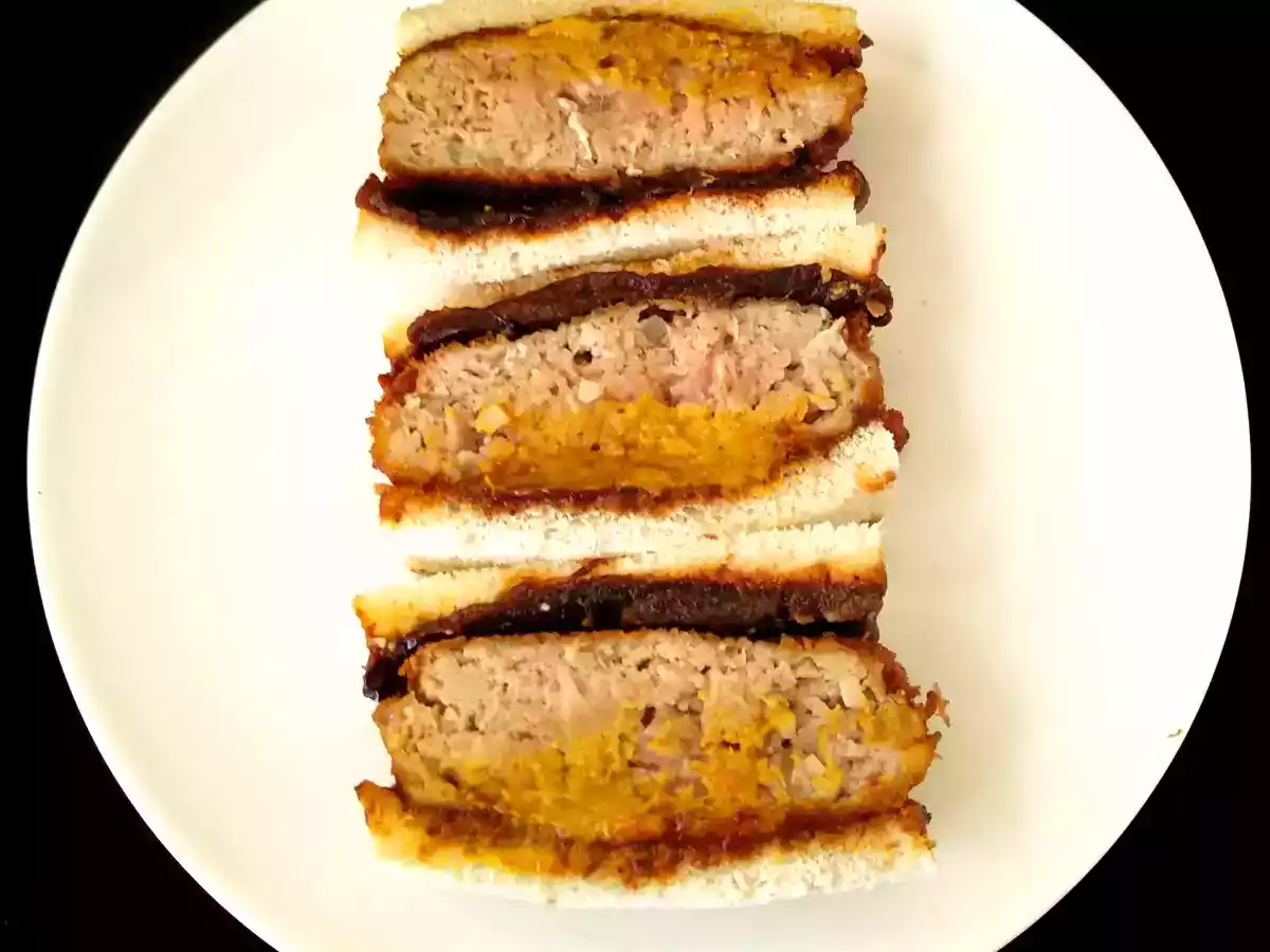 Sandwich con carne picada de cerdo y salsa de ciruelas katsu (receta japonesa)