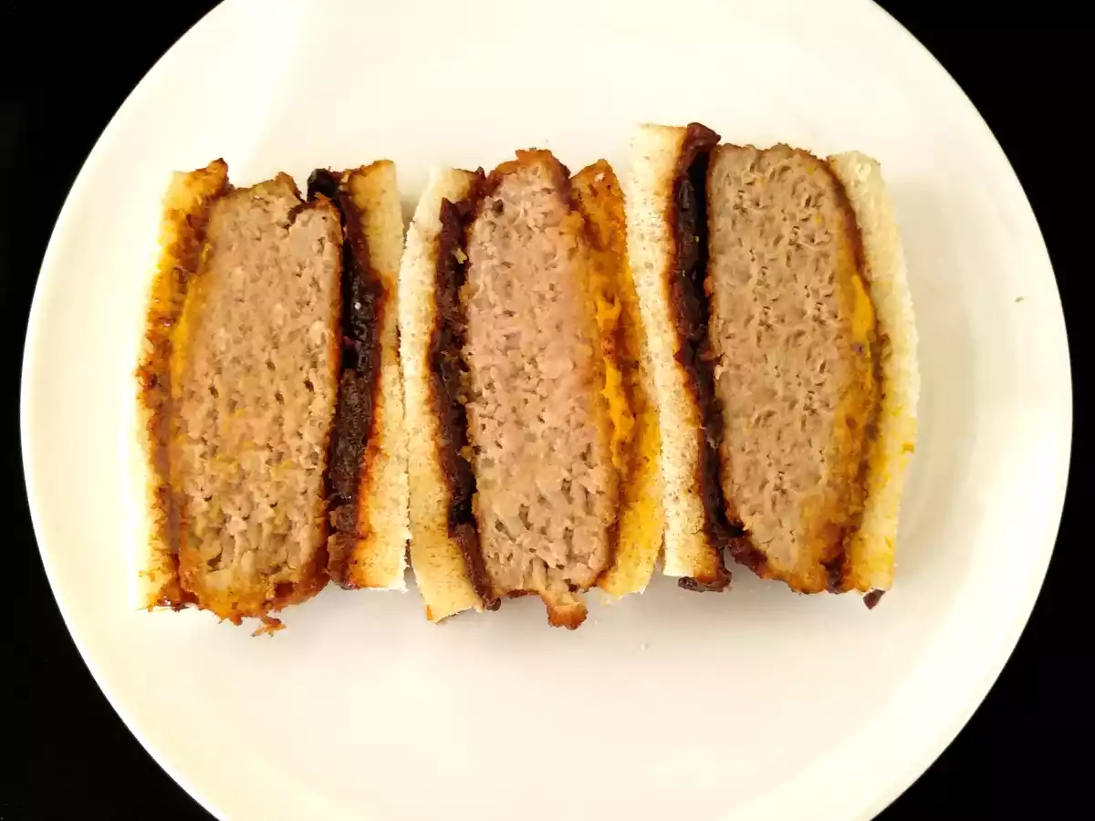 Sandwich con carne picada de cerdo y salsa de ciruelas katsu (receta japonesa) - foto 2