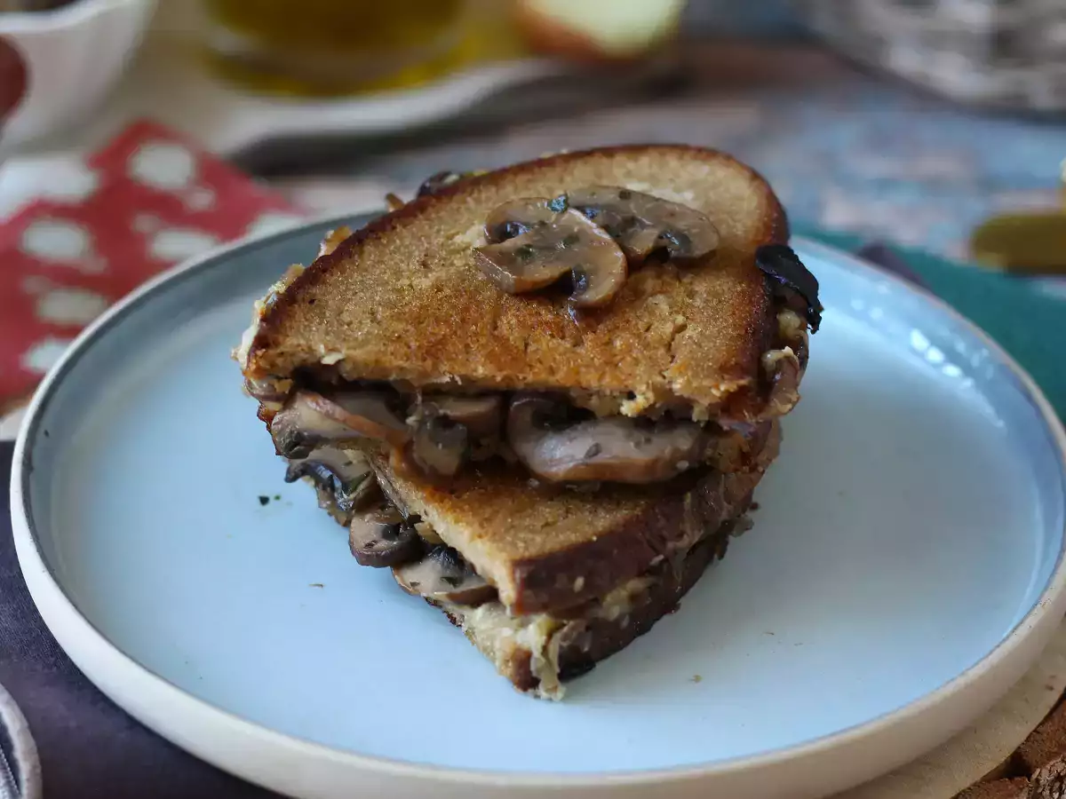 Sándwich crujiente de champiñones y queso fundido