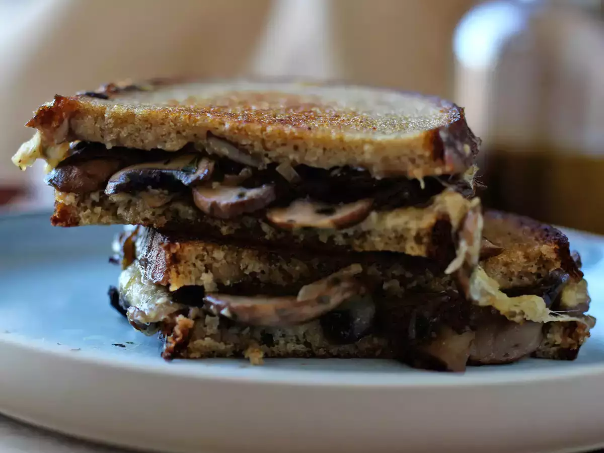Sándwich crujiente de champiñones y queso fundido - foto 3