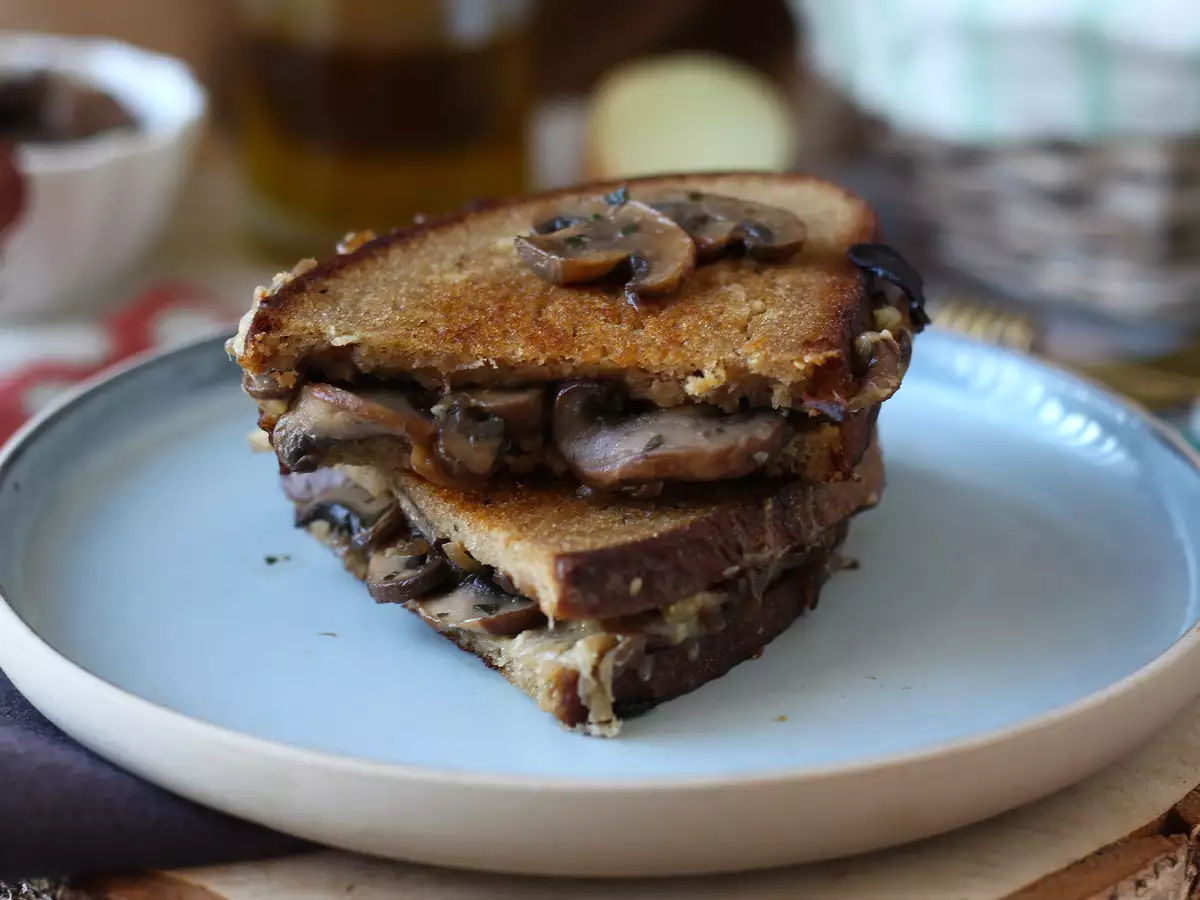 Sándwich crujiente de champiñones y queso fundido - foto 4