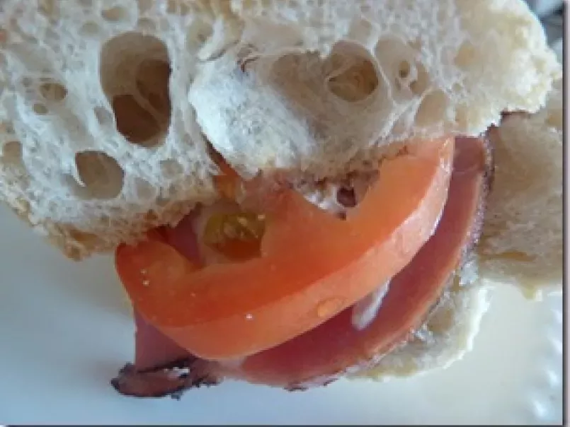 Sándwich de atún, queso y pastrami