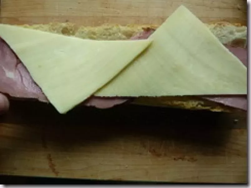 Sándwich de atún, queso y pastrami - foto 3