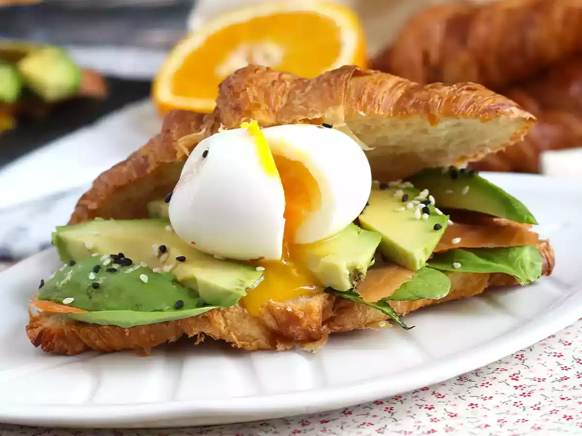 Sandwich de croissant con aguacate, salmón y huevo