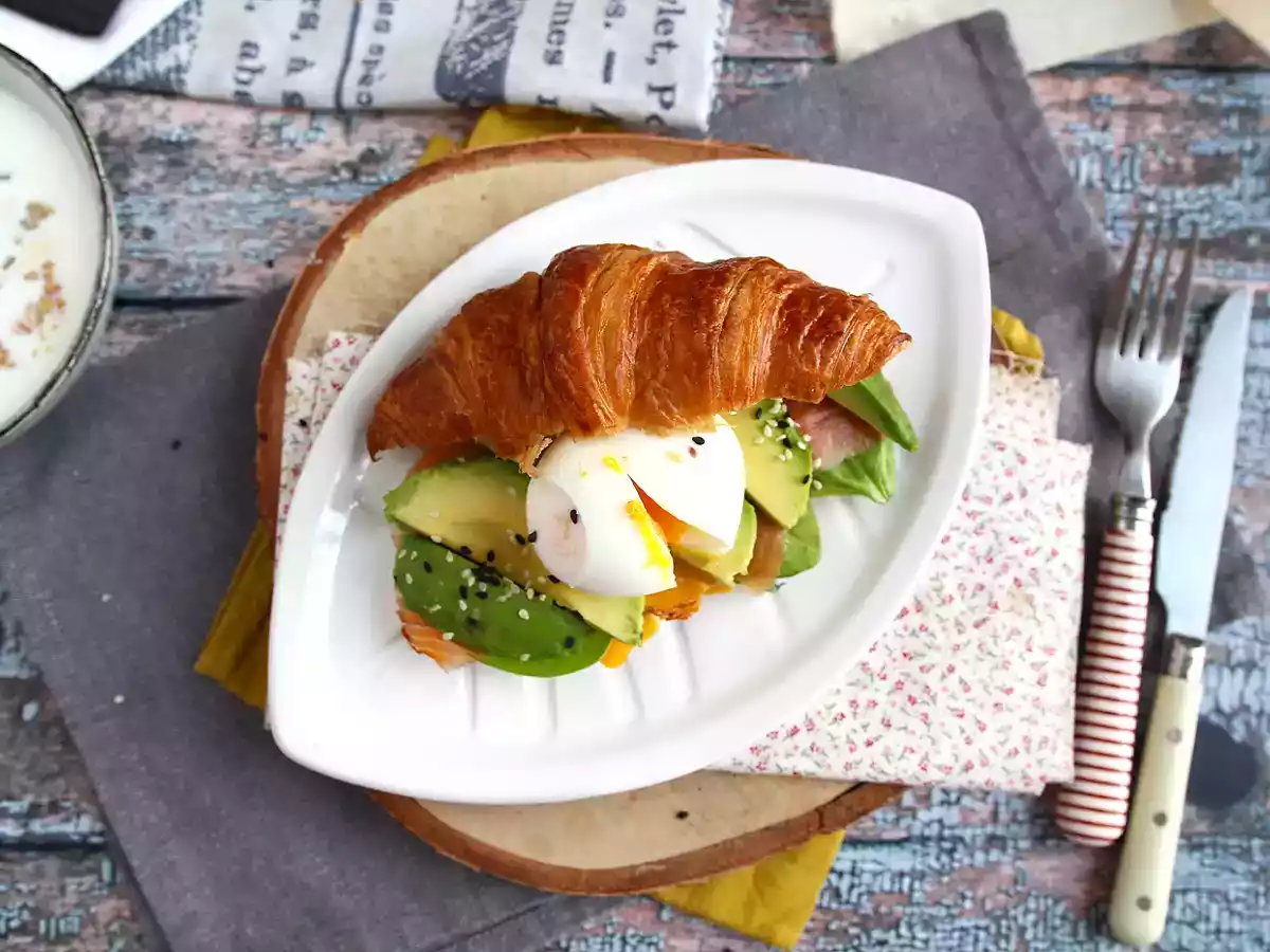 Sandwich de croissant con aguacate, salmón y huevo - foto 2
