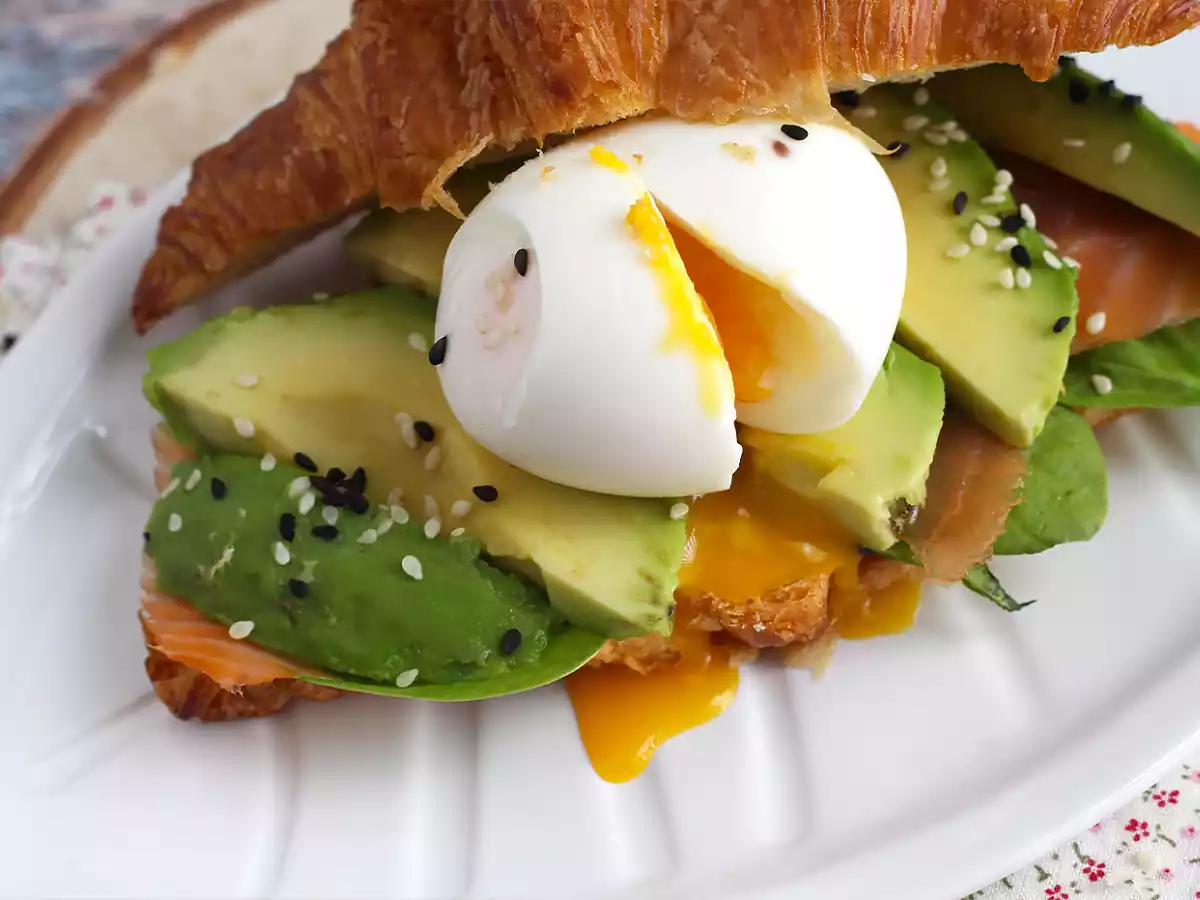 Sandwich de croissant con aguacate, salmón y huevo - foto 3
