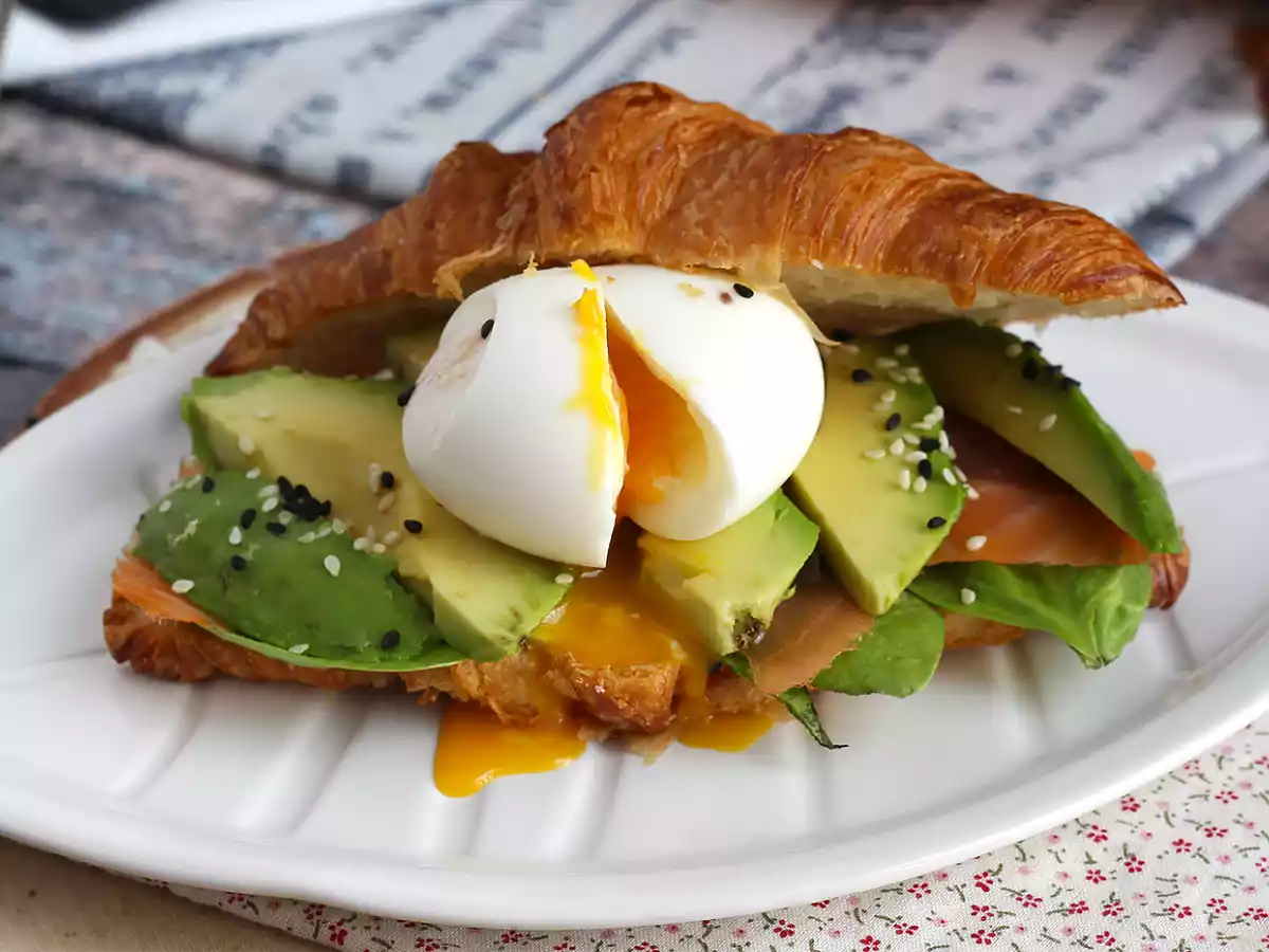 Sandwich de croissant con aguacate, salmón y huevo - foto 5
