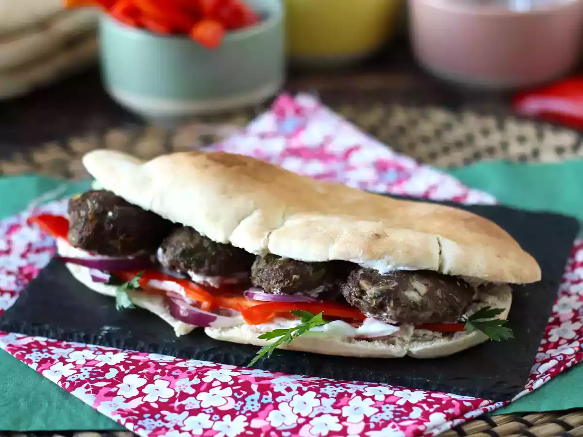 Sandwich de kofta (albondigas de carne de ternera) en pan pita
