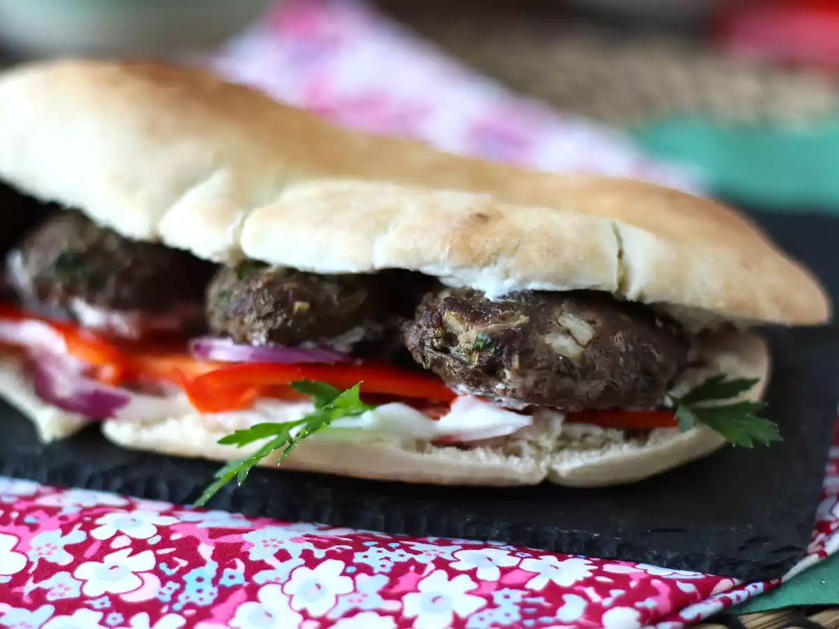 Sandwich de kofta (albondigas de carne de ternera) en pan pita - foto 2
