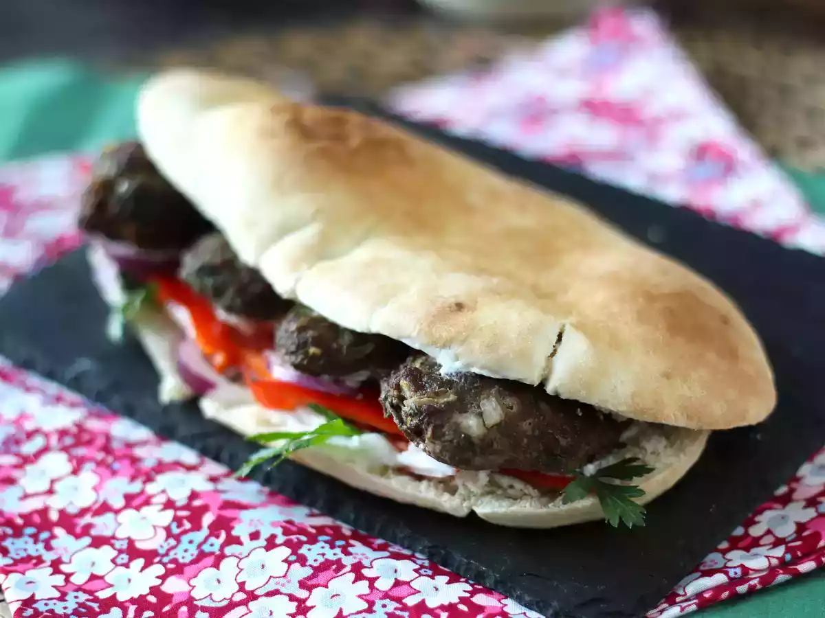Sandwich de kofta (albondigas de carne de ternera) en pan pita - foto 4