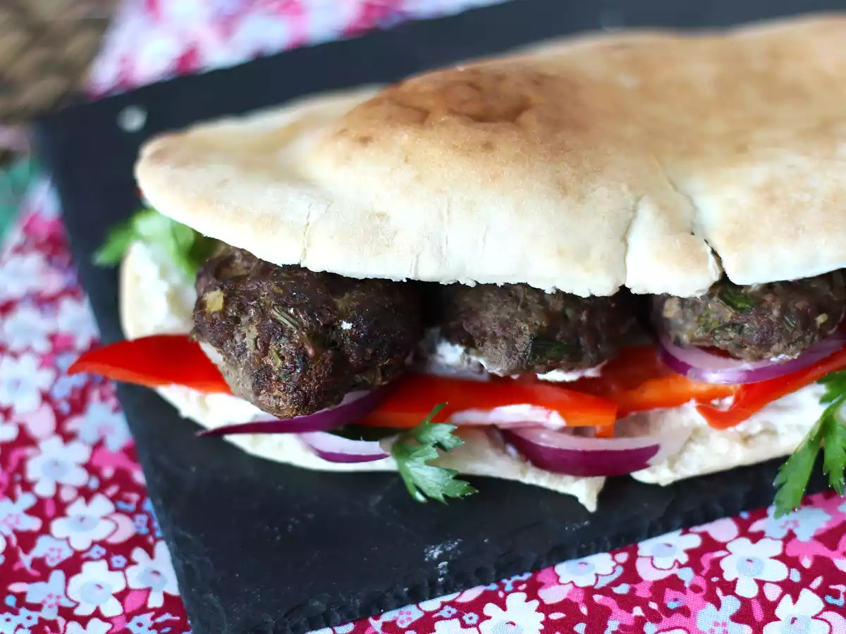 Sandwich de kofta (albondigas de carne de ternera) en pan pita - foto 5