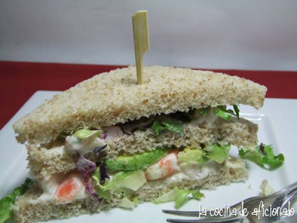 Sándwich de langostinos y aguacate