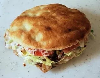 Sándwich de pan pita al estilo griego (gyros pita) - Receta Petitchef