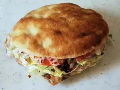 Sándwich de pan pita al estilo griego (Gyros Pita)