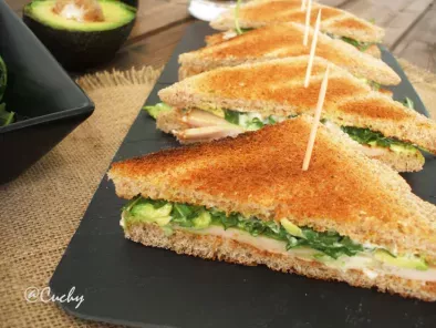 Sandwich de pavo, aguacate y rúcula