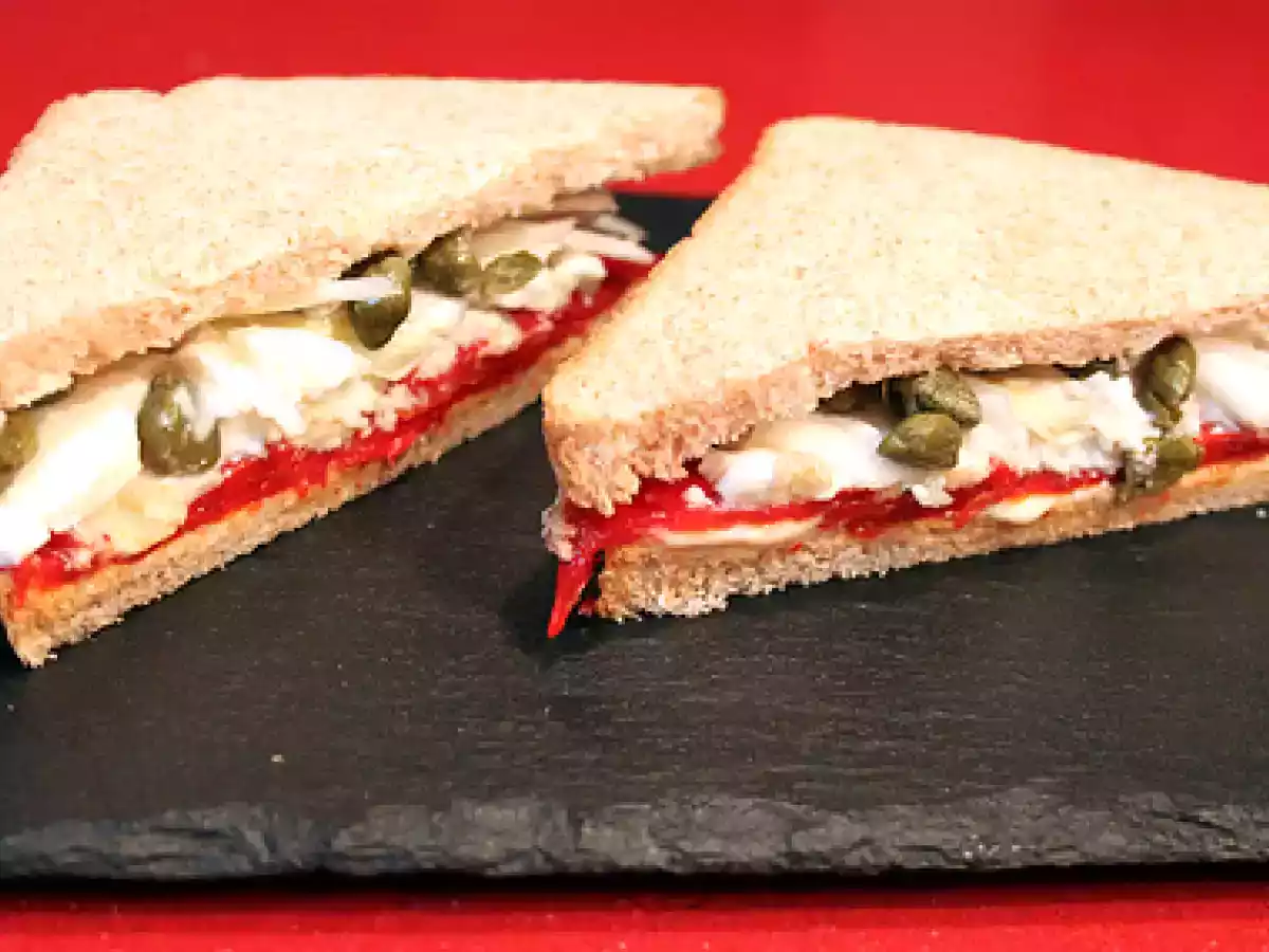 Sandwich de pimientos del piquillo y queso fresco. Paso a paso.