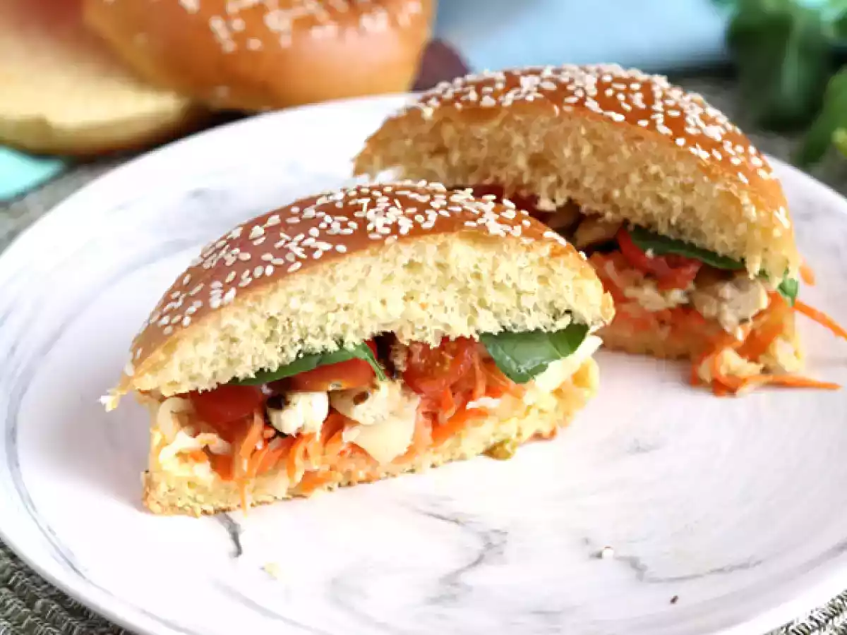 Sándwich de pollo marinado, ensalada y albahaca