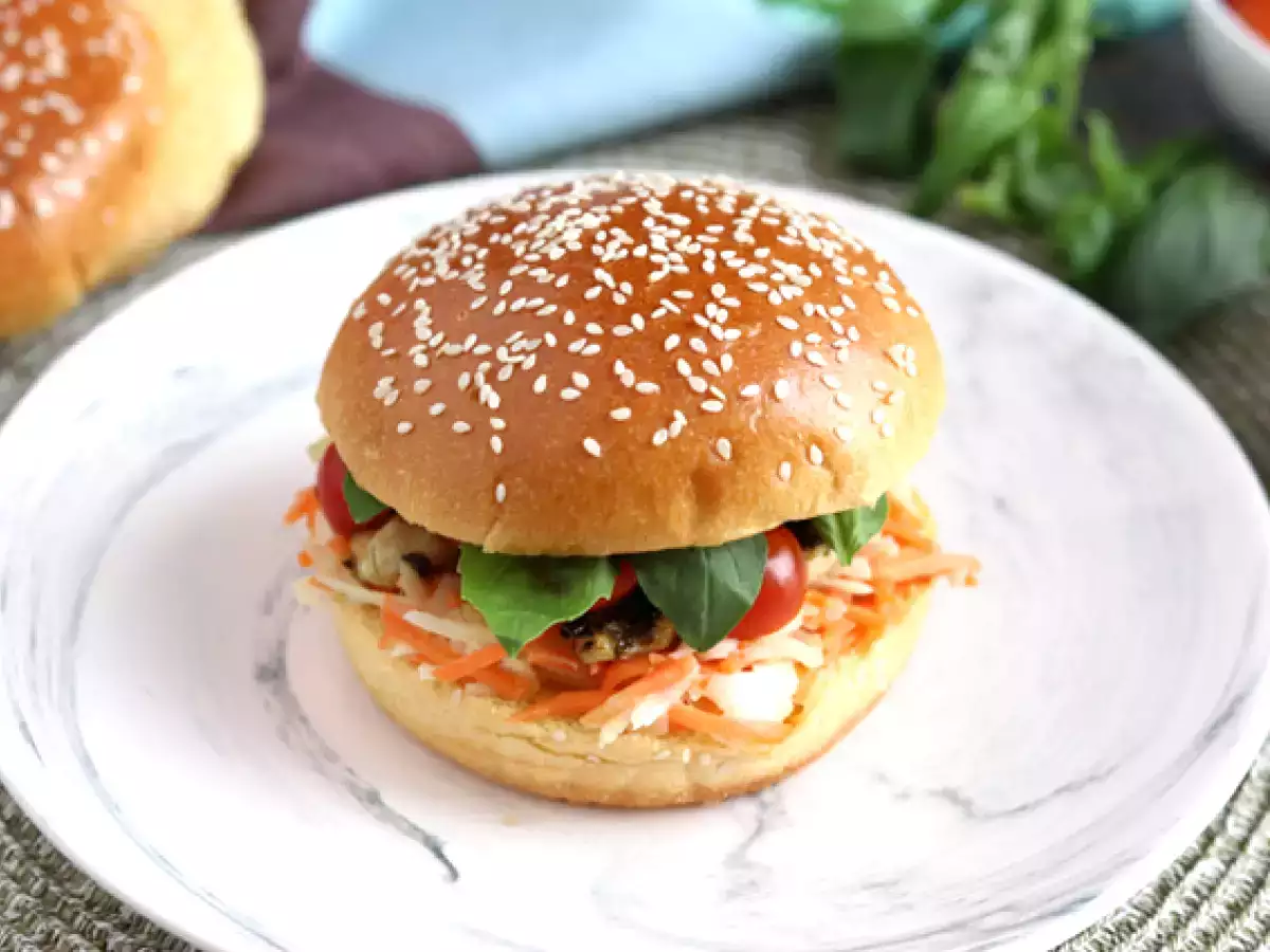 Sándwich de pollo marinado, ensalada y albahaca - foto 2