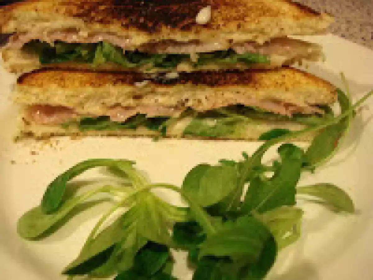 Sándwich de queso de cabra con jamón braseado