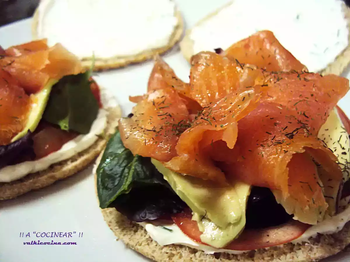 Sandwich de salmón con aguacate y crema de queso
