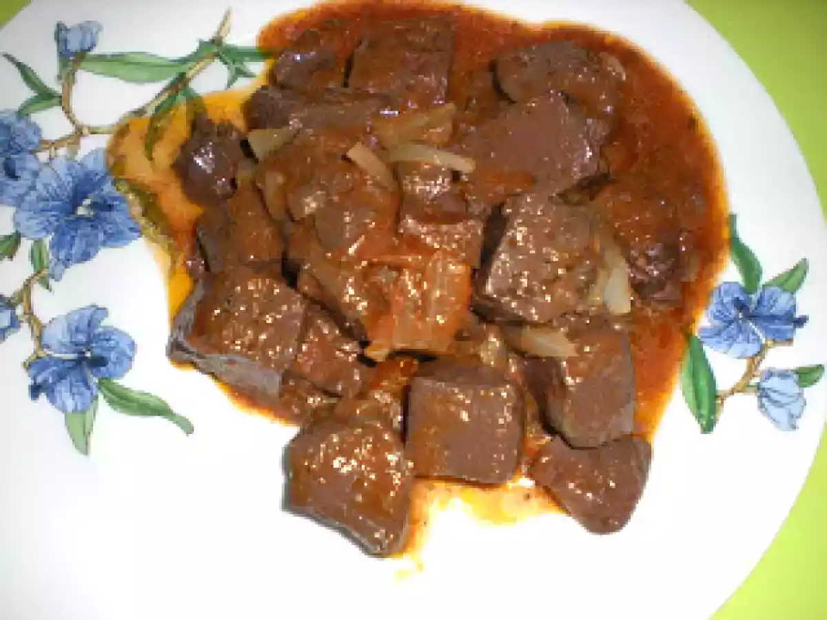 Sangre de pollo encebollada y tomate