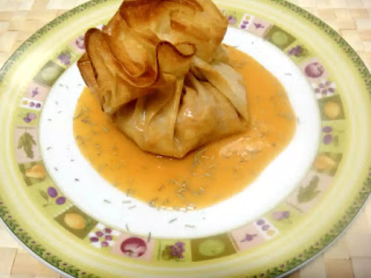 Saquitos brick rellenos de marisco en salsa de gambas