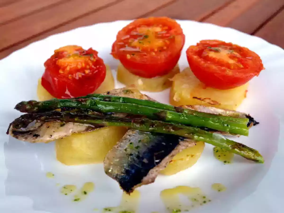 Sardinas a la plancha con patatas, tomates y esparragos
