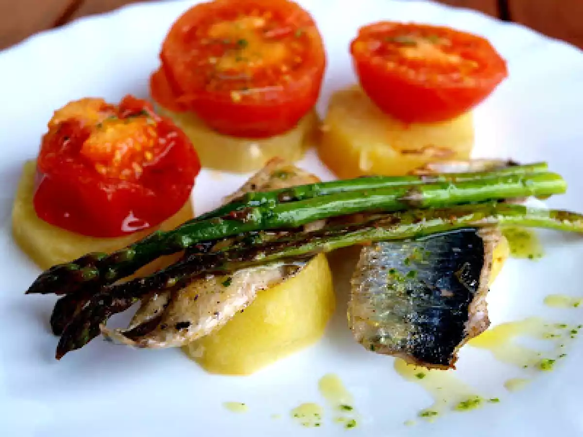 Sardinas a la plancha con patatas, tomates y esparragos - foto 4