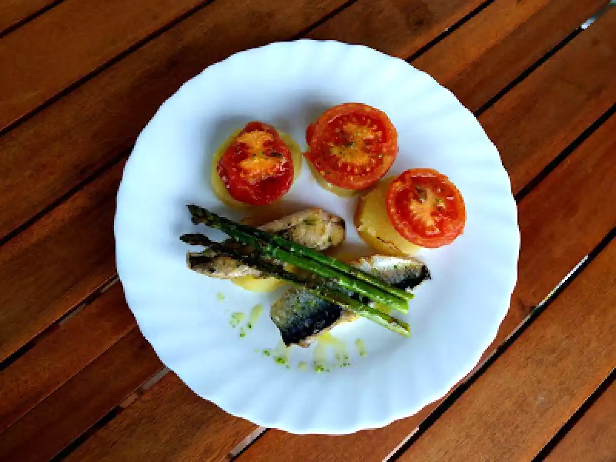 Sardinas a la plancha con patatas, tomates y esparragos - foto 5