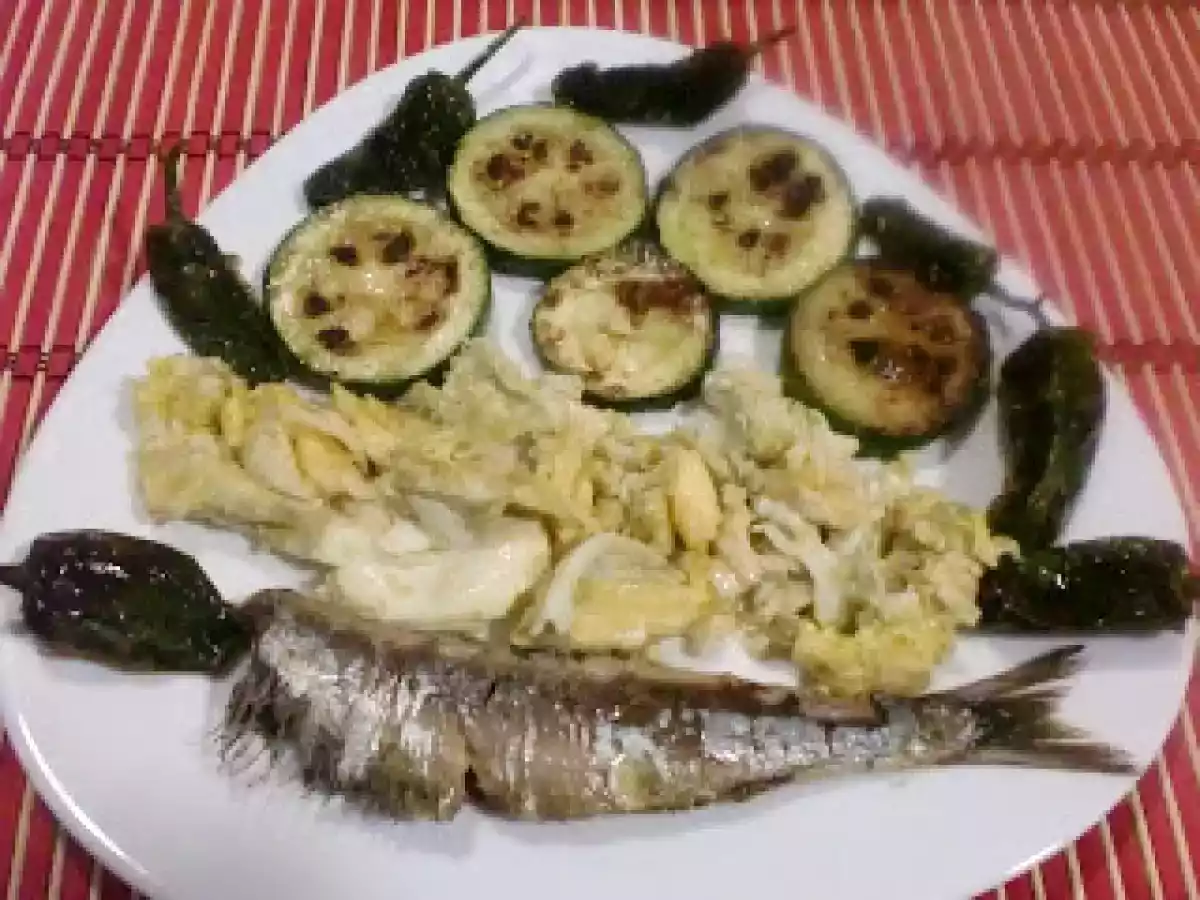 Sardinas saladas con huevos revueltos